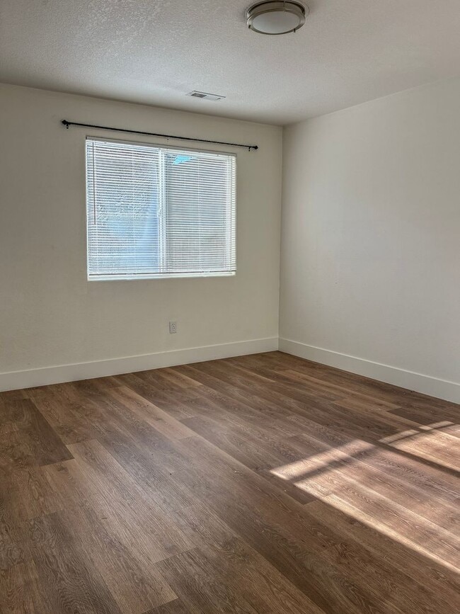 Building Photo - 3 Bedroom 2 Bath Ranch Home Available Now- February Free !