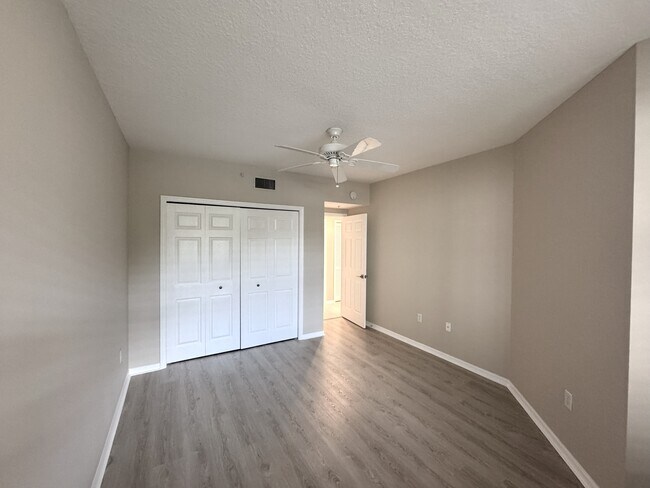 Building Photo - Country Club 6103