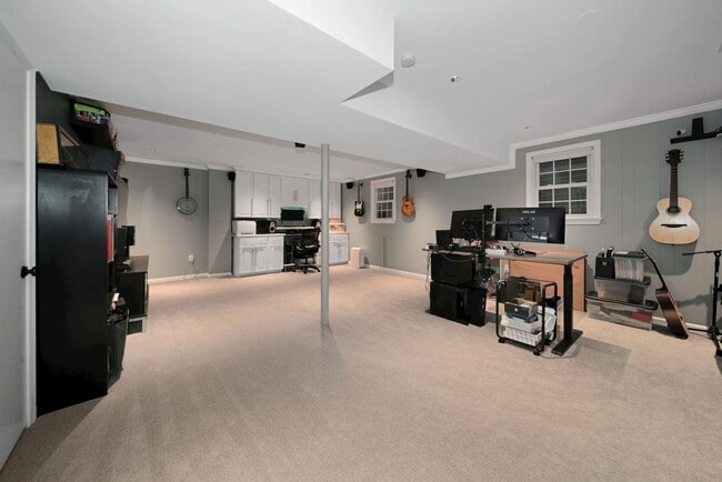 Building Photo - ABSOLUTELY GEORGEOUS 5BD/3.5BA Fully-Renov...