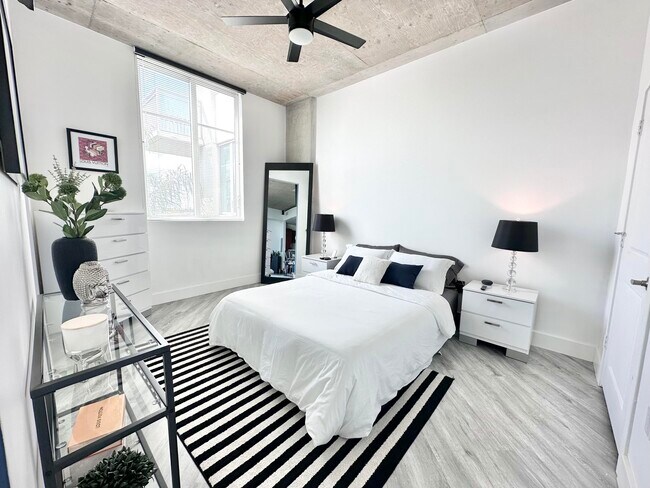 Building Photo - 300 S Australian Ave