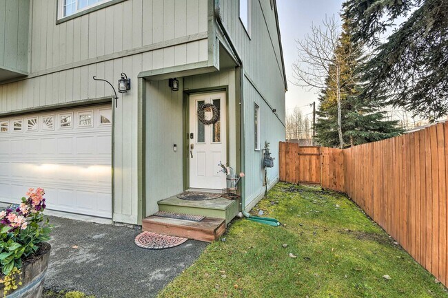 Building Photo - 2432 Glacier St