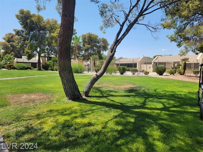 Building Photo - FANTASTIC SINGLE-STORY TOWNHOME JUST MINUT...