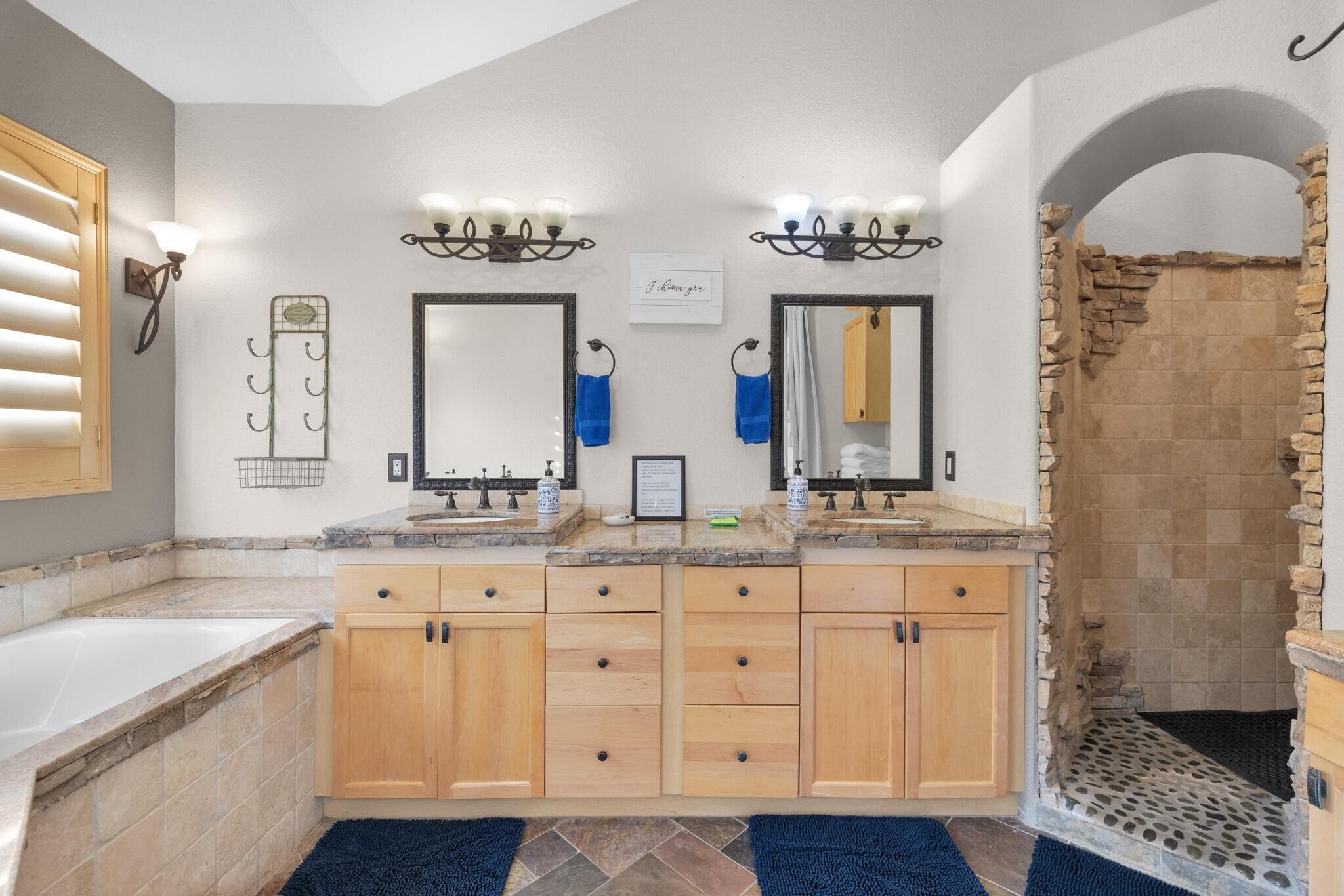 Building Photo - 27495 Linnel Ln