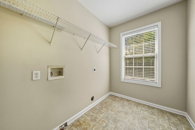 Building Photo - 4750 Ferncrest Pl