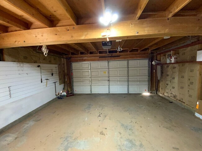 Building Photo - 3 Bedroom Single Story Home Available Near...