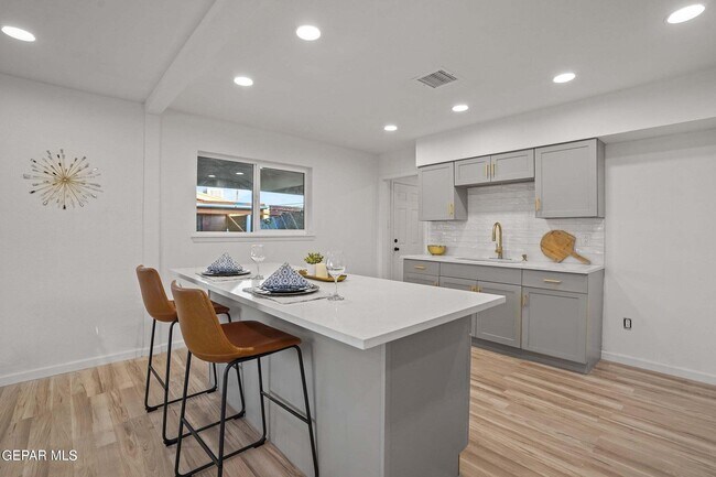 Building Photo - 5712 Kensington Cir