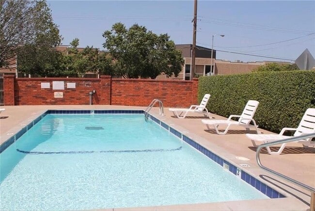 Building Photo - 1220 Sequoyah St