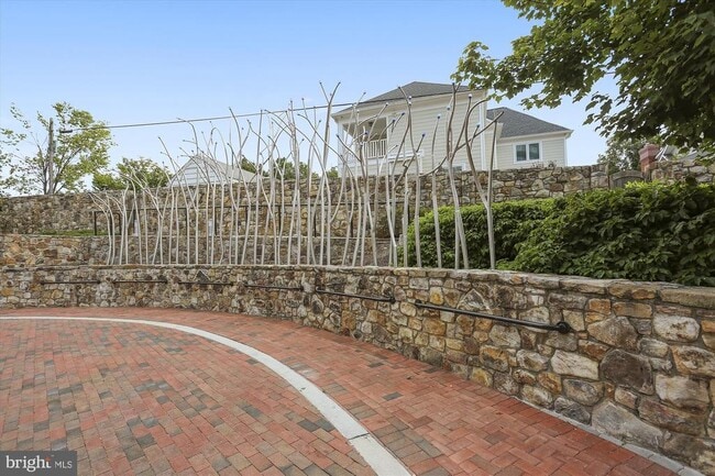 Building Photo - 6672 Hillandale Rd