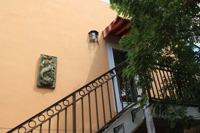Primary Photo - 1 Bedroom 1 Bathroom Fully Furnished in Do...