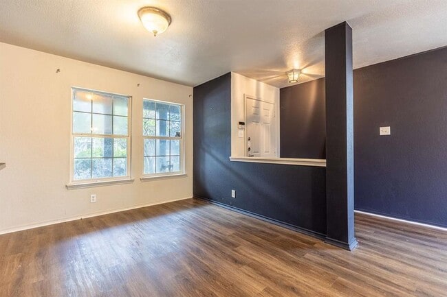 Building Photo - 1422 Meadow Pkwy