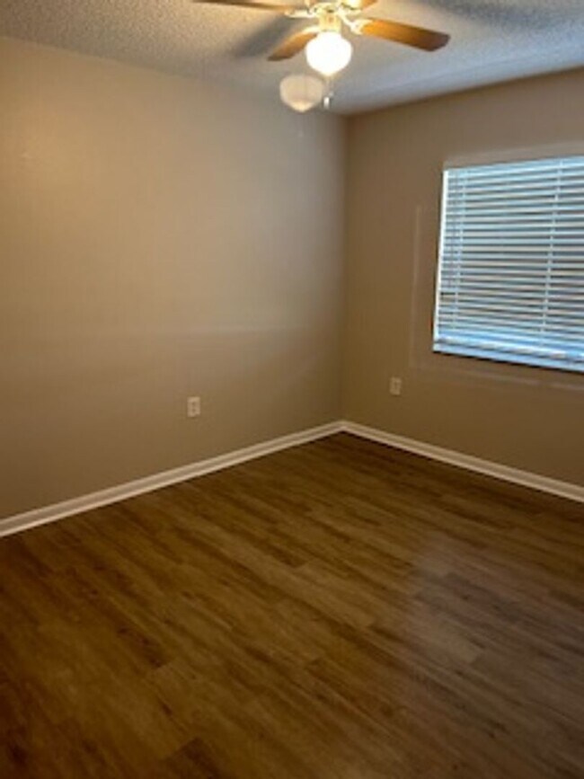 Building Photo - 2/1 available now!