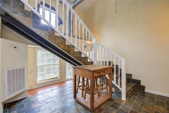 Building Photo - 5313 Palmetto St