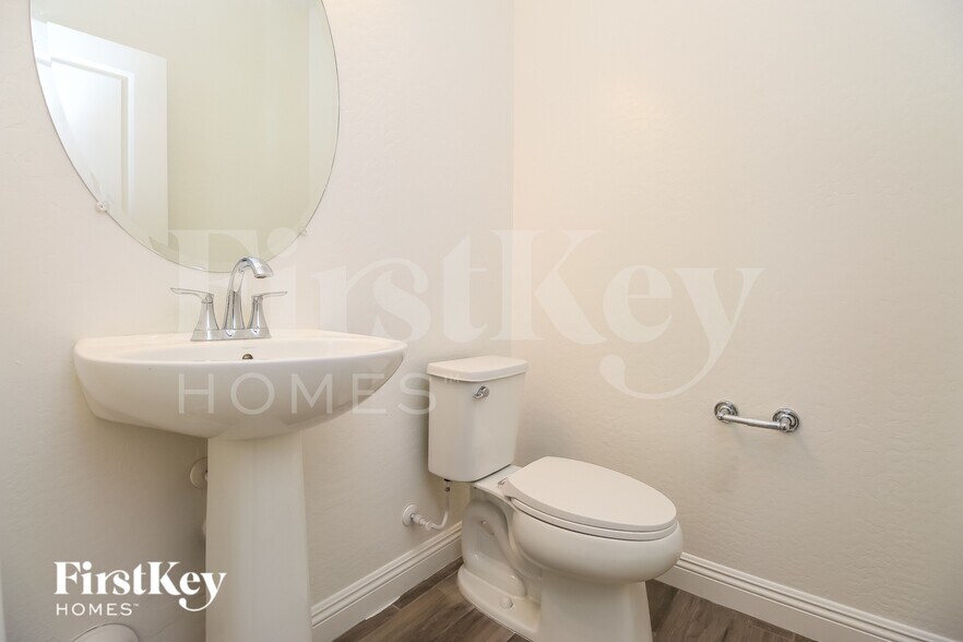 Building Photo - 305 N Sunrise