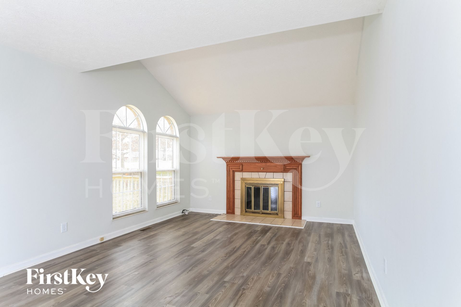 Building Photo - 3359 Woodside Dr