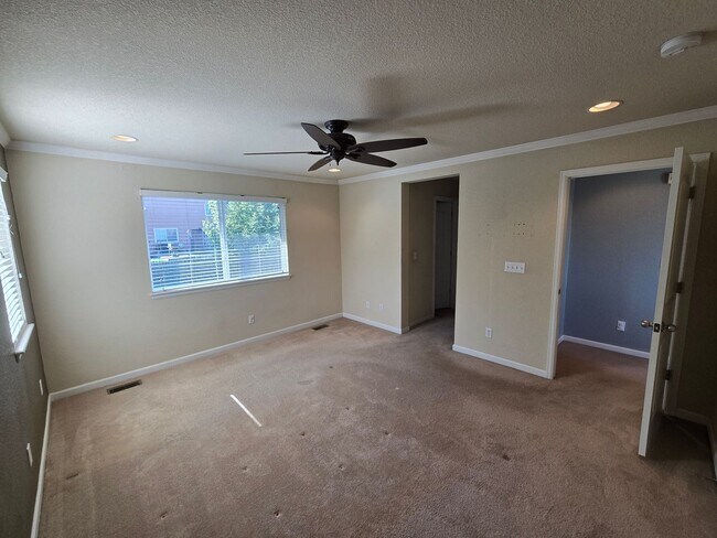 Building Photo - Amazing 3 bedrooms plus a loft, and 2.5 ba...