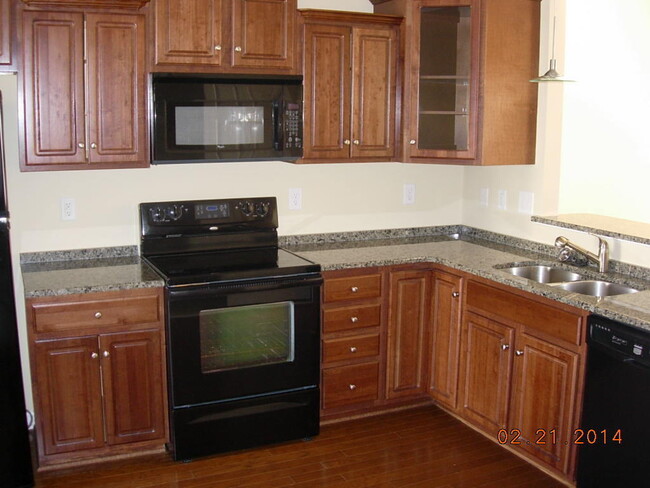 Building Photo - NICE Condo in GREAT location!!! VERY clean...
