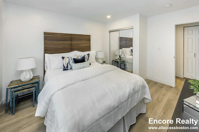 Building Photo - 10 Camelot Ct