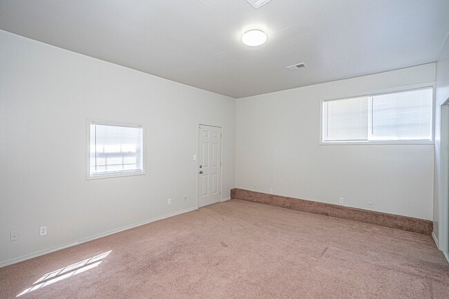 Building Photo - 4 Bedroom 1.5 Bath Home Near I-240 and I-3...