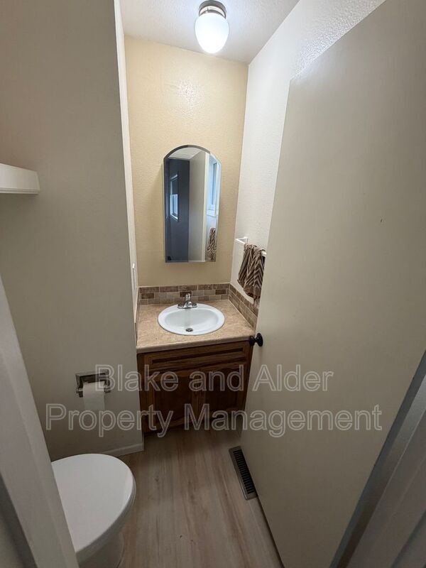 Building Photo - 5533 SW Lombard Ave