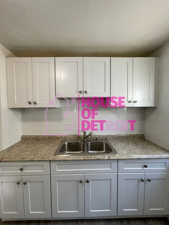 Building Photo - SECTION 8 ONLY | 4 BEDROOM | 3 BATH | FREE...