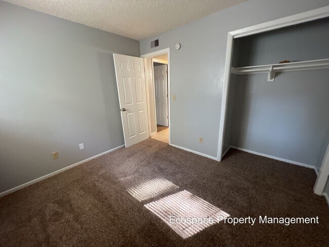 Building Photo - 2 Bedroom 1 Bathroom Apartment in Aurora!