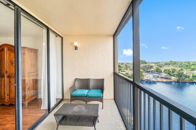 Building Photo - 15 Royal Palm Way