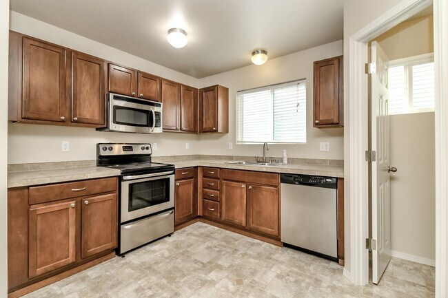 Building Photo - 1360 Sinclair Dr
