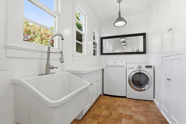 Building Photo - 566 E Crescent Dr