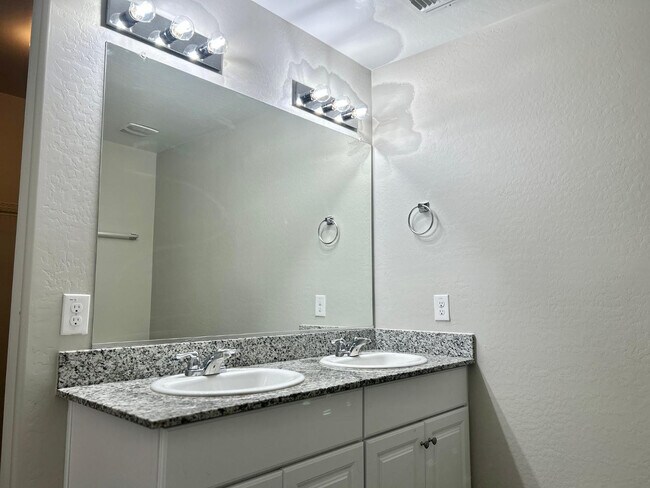 Building Photo - 1660 S Wooten St