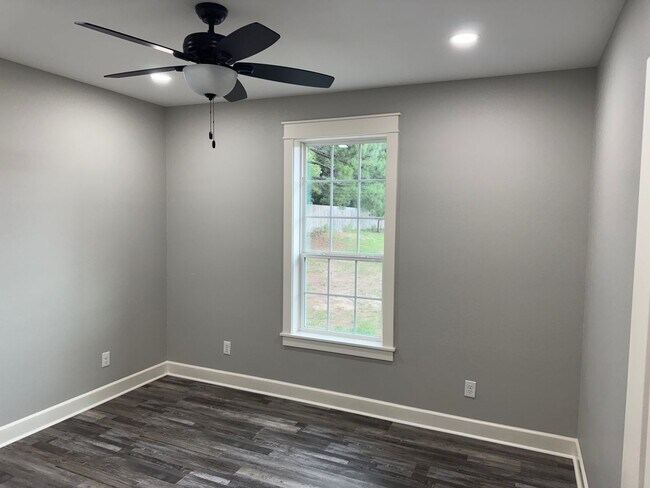 Building Photo - 323 Eastdale Ln