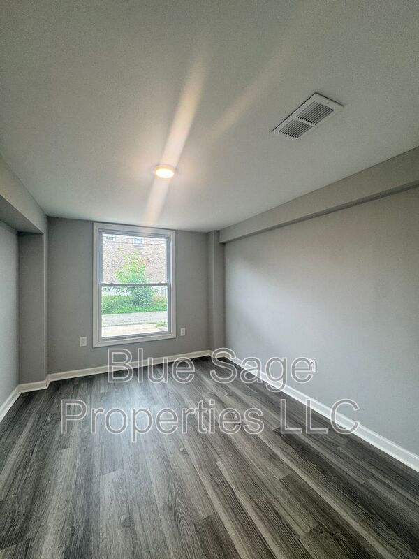 Building Photo - 398 Westmont Dr