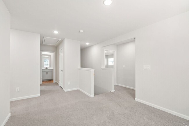 Building Photo - Stunning 3-Bedroom Residence in Oak Manor,...