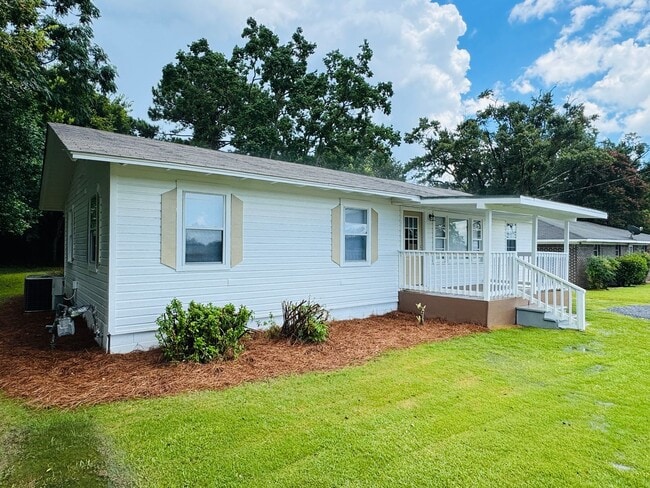 Building Photo - 4-Bedroom that has it all !