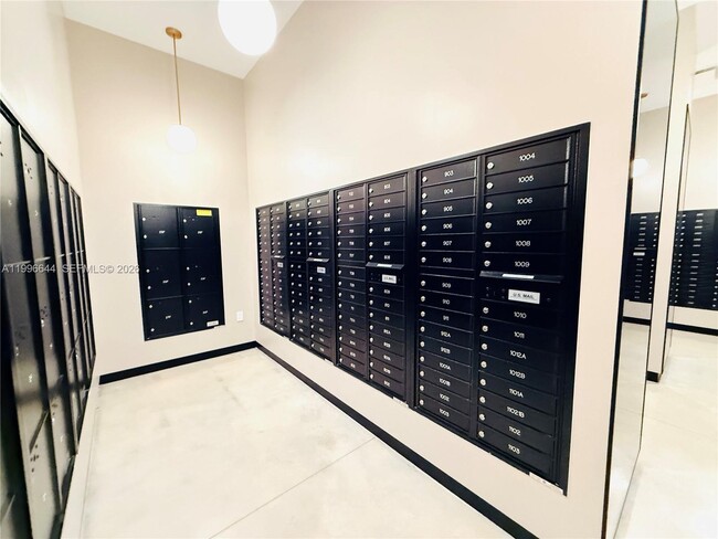 Building Photo - 121 NE 5th St