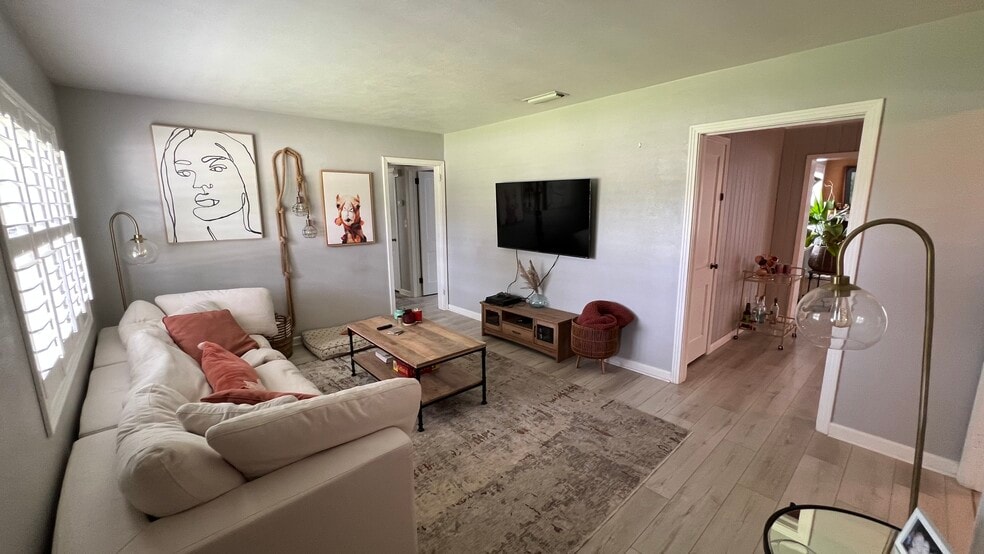 Building Photo - 5702 Cedar Forest Dr S