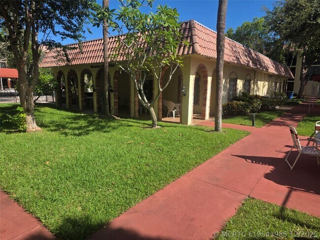 Building Photo - 259 S Cypress Rd