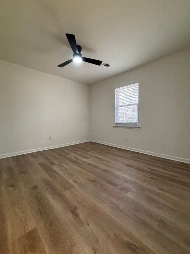 Building Photo - Newly renovated!