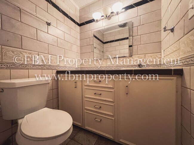 Building Photo - 2533 W Sycamore Ave