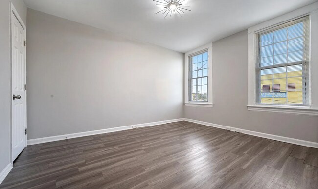 Building Photo - 281 W Franklin St