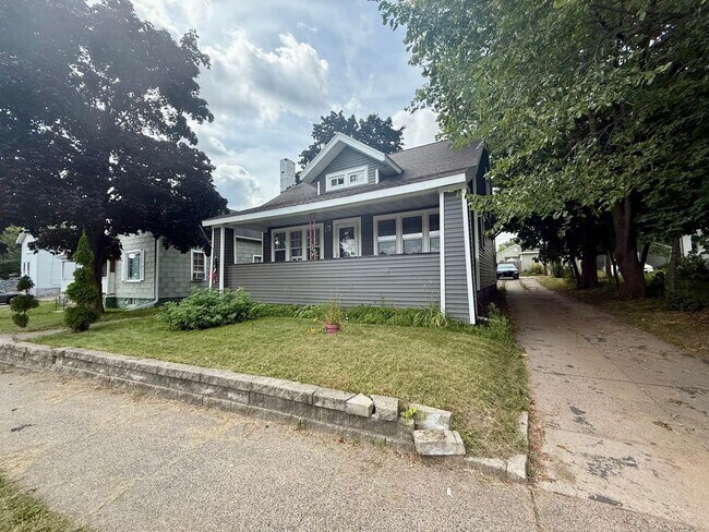 Building Photo - 210 N 1st Ave