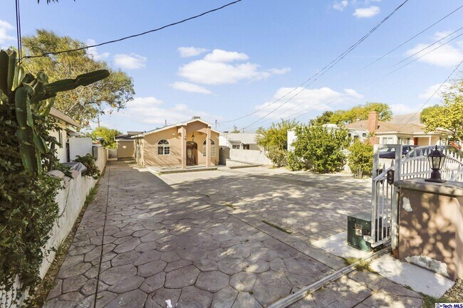 Primary Photo - 10521 Leolang Ave