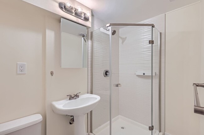 Building Photo - Bright & Updated 2-Bedroom Townhome with Bonus Basement Space in Lakewood!