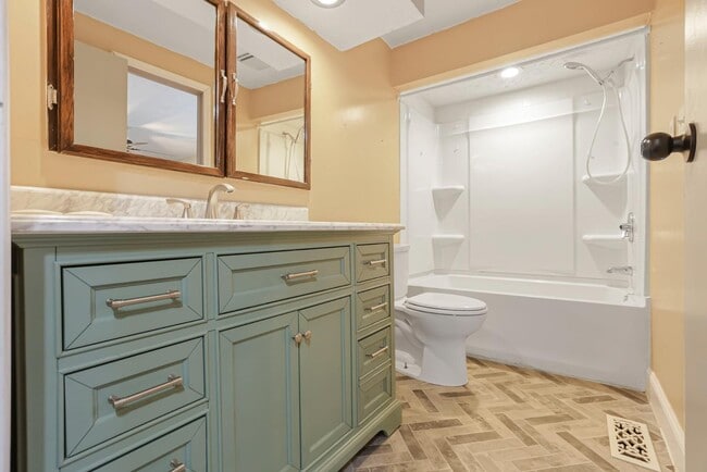 Building Photo - 2543 Stonington Ave