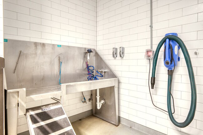 Building Photo - 985 Albion St