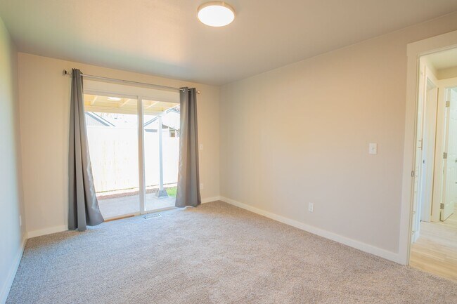 Building Photo - Newly Remodeled Large 2 Bedroom!