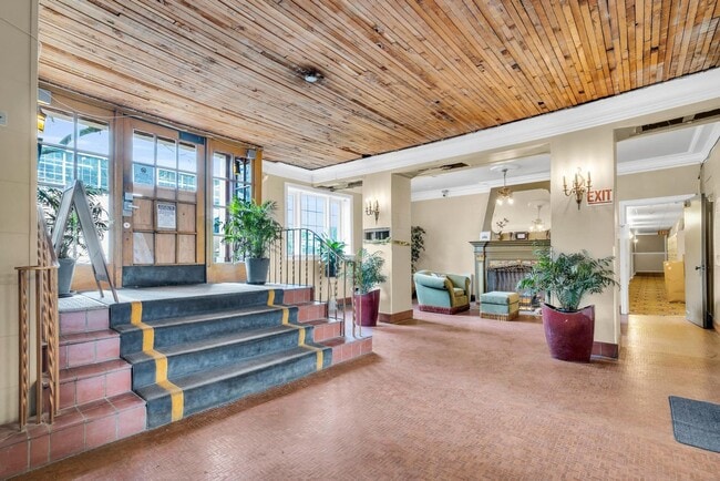 Building Photo - Cozy, updated 4th-floor studio in Nob Hill. Convenient location near all the hot spots