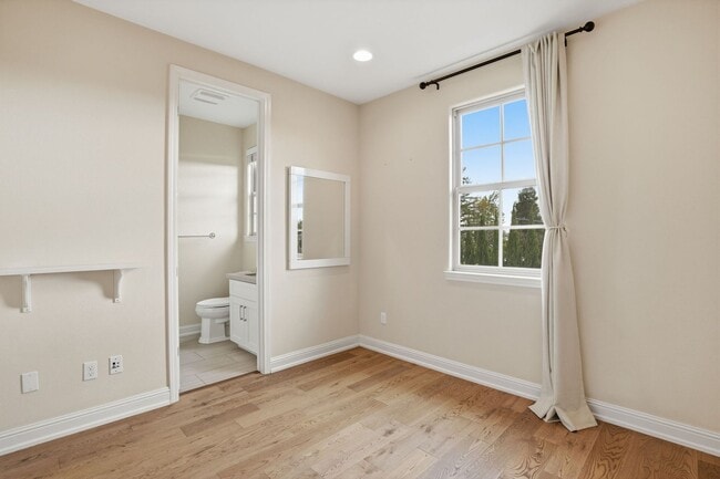Building Photo - Gorgeous 2 Bed, 2.5 Bath Townhome in Exclusive Reflection Community!
