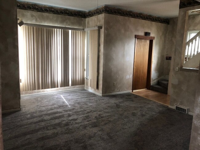 Building Photo - 4 Bedrooms/2 Bath Home with attached Garage