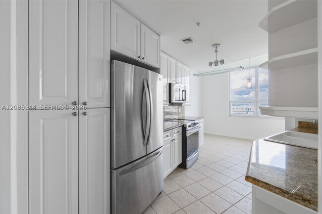 Building Photo - 848 Brickell Key Dr