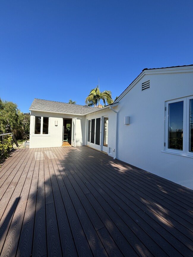 Building Photo - 1090 Devonshire Dr